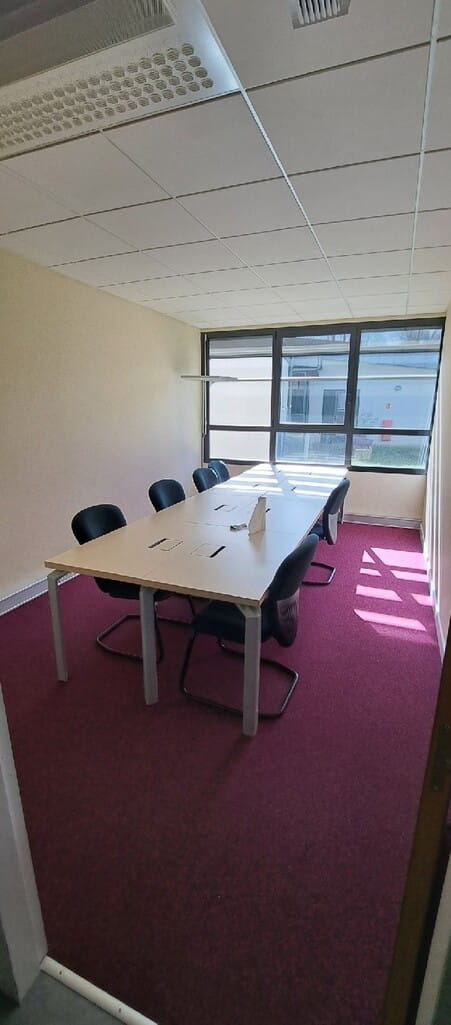 À louer – Bureaux de 540 m² divisibles à partir de 30 m² à Vasselay – Cher (18)