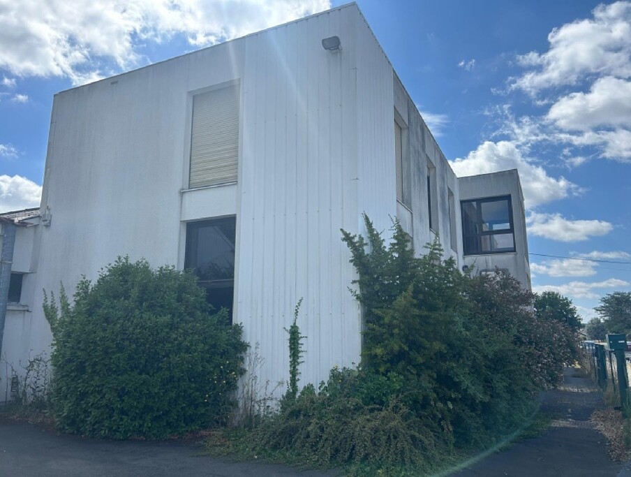 À louer – Local d’activités de 4 000 m² à Saint-Amand-Montrond – Cher (18)