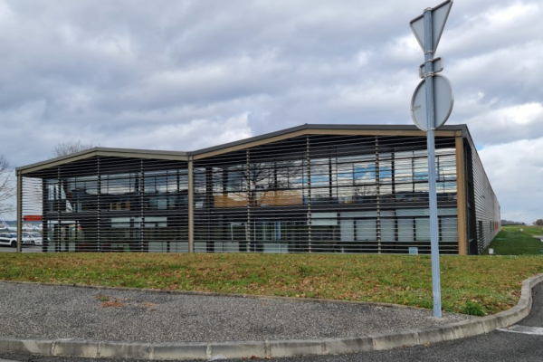 À louer – bâtiment industriel de 3 550 m² à Louey, dans les Hautes-Pyrénées