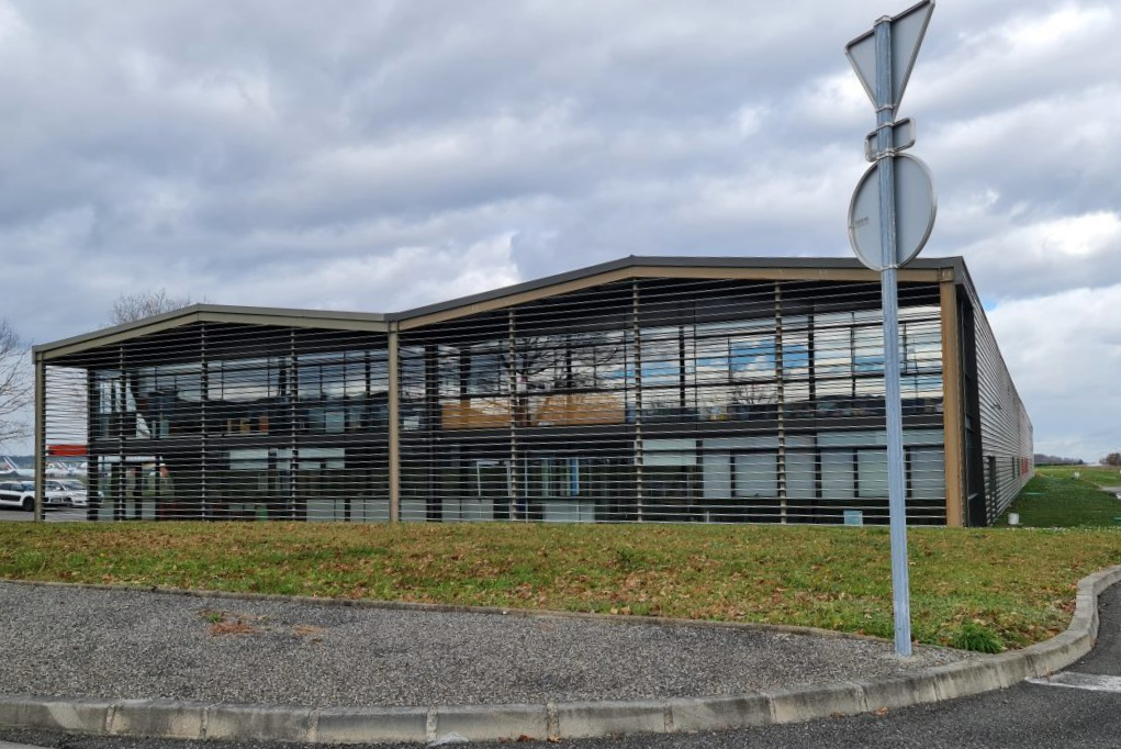 À louer – bâtiment industriel de 3 550 m² à Louey, dans les Hautes-Pyrénées
