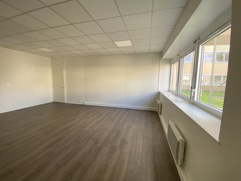 À louer – Bureaux de 45 à 71 m² et un atelier de 599 m² en hôtel d’entreprises à Nantes – Pays de la Loire (44)