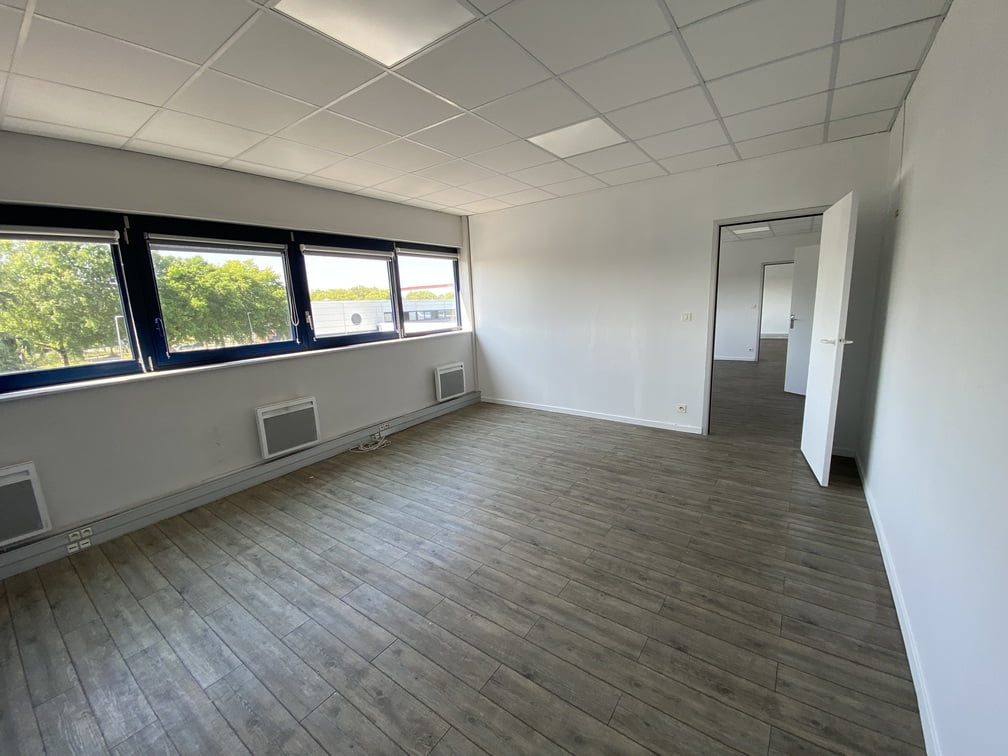 À louer – Bureaux de 45 à 71 m² et un atelier de 599 m² en hôtel d’entreprises à Nantes – Pays de la Loire (44)