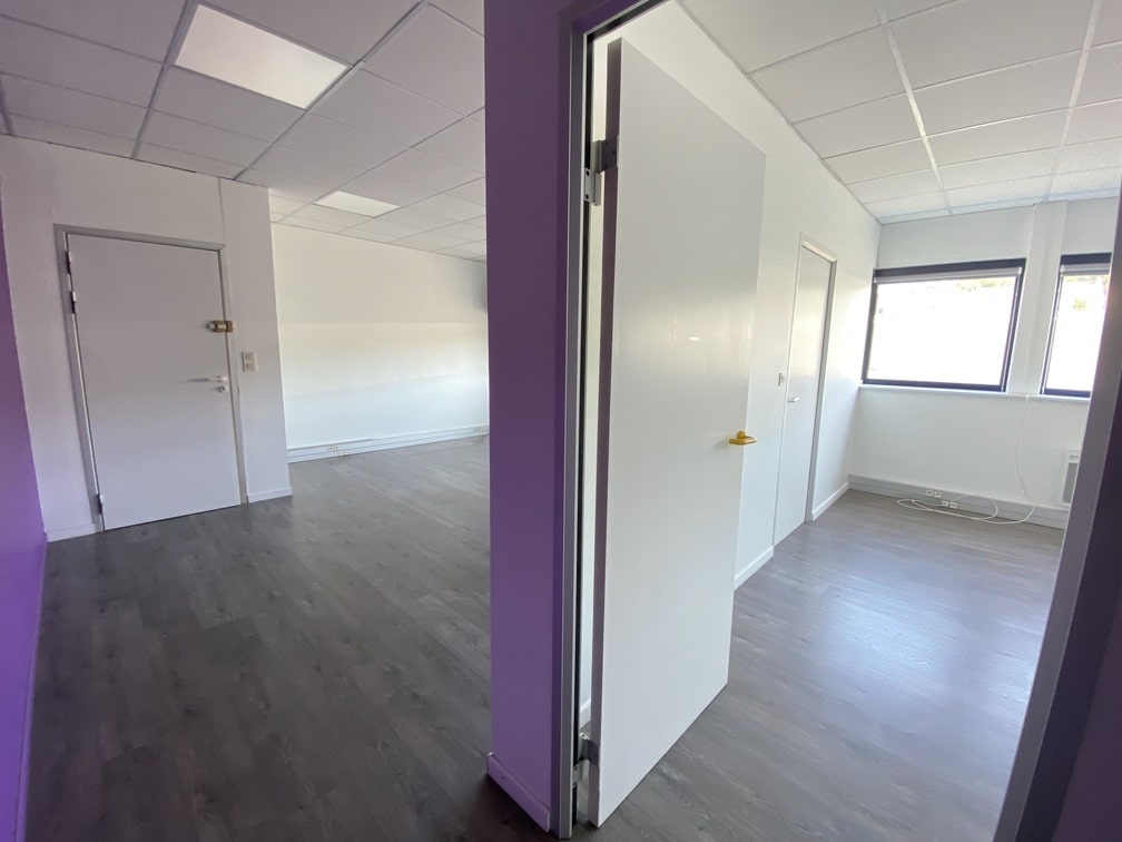 À louer – Bureaux de 45 à 71 m² et un atelier de 599 m² en hôtel d’entreprises à Nantes – Pays de la Loire (44)