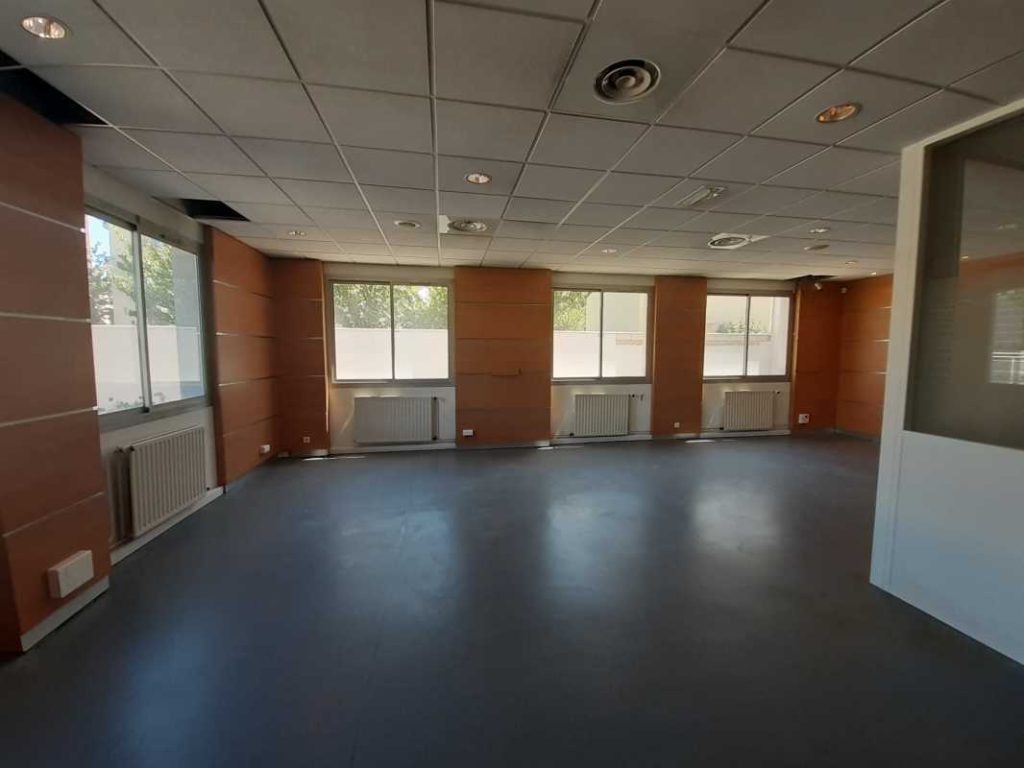 À louer – bureaux non divisibles de 950 m² à Noisy-le-Sec, proche de Paris