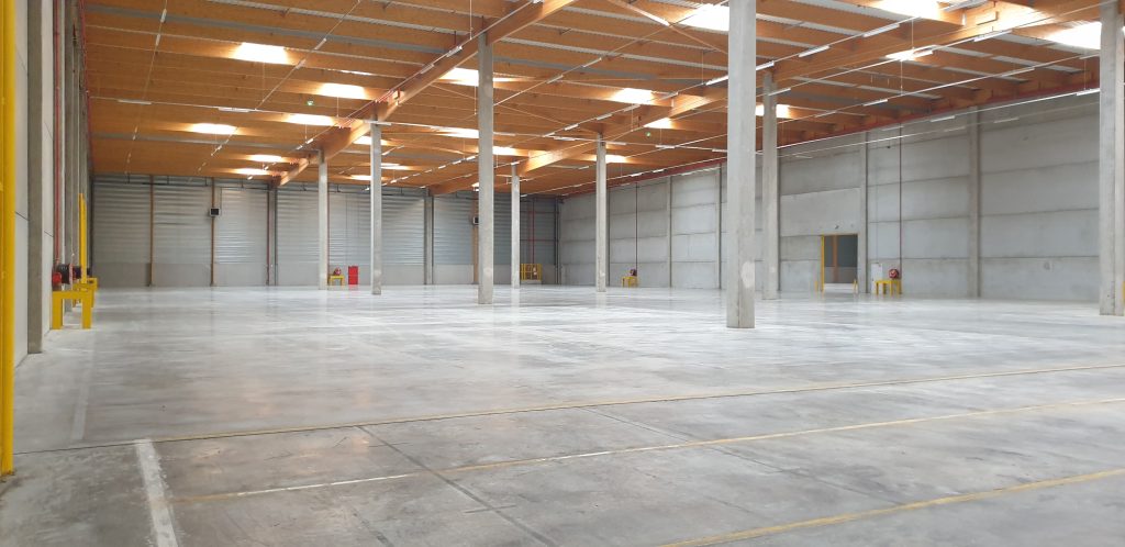 À louer – entrepôts divisibles de  6 012 m² à 18 163 m² à Poitiers