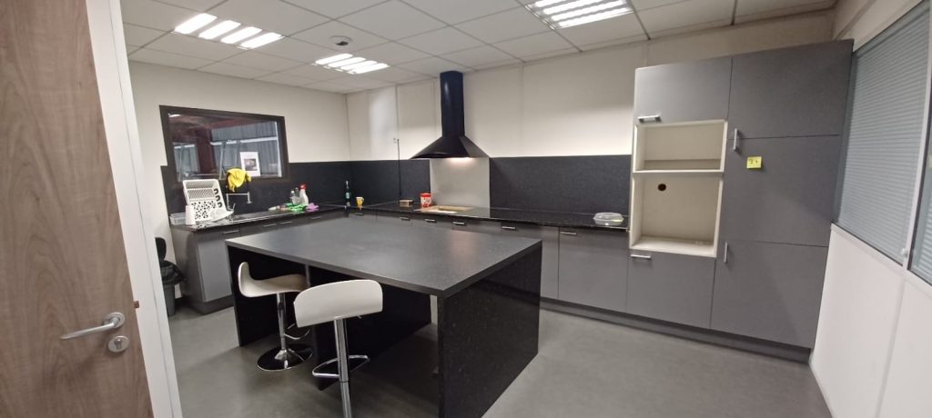 À louer – Local d’activités de 1 500 m² à Villeneuve-la-Garenne – Hauts-de-Seine (92)