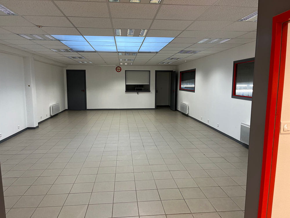 À louer – Local d’activités de 1 690 m² dans la ZAC du Chemin Vert à Calais – Pas-de-Calais (62)