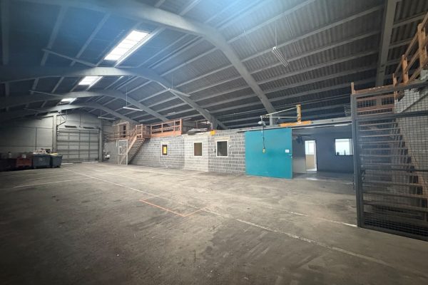 À louer – Local d’activités de 800 m² dans la zone industrielle Les Estaches à Les Attaques – Pas-de-Calais (62)