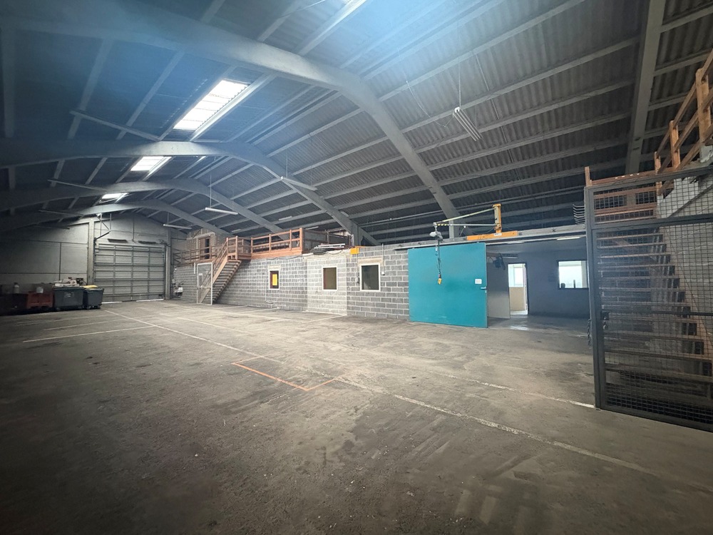À louer – Local d’activités de 800 m² dans la zone industrielle Les Estaches à Les Attaques – Pas-de-Calais (62)
