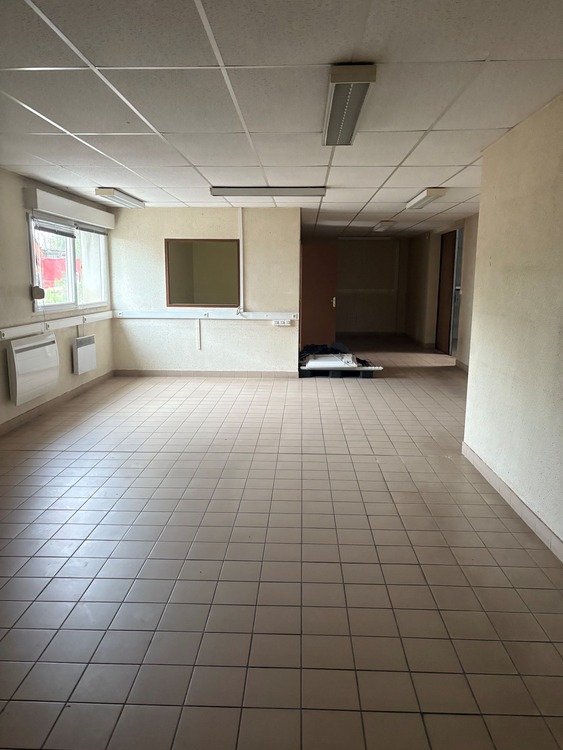 À louer – Local d’activités de 800 m² dans la zone industrielle Les Estaches à Les Attaques – Pas-de-Calais (62)
