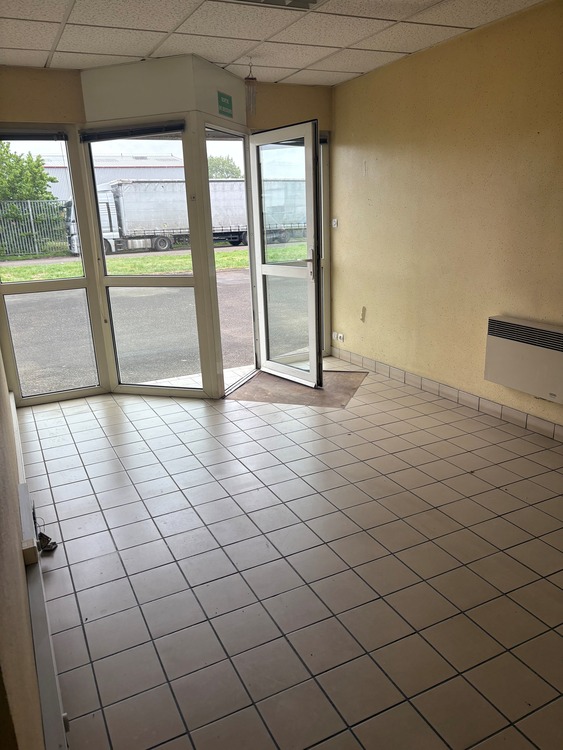 À louer – Local d’activités de 800 m² dans la zone industrielle Les Estaches à Les Attaques – Pas-de-Calais (62)