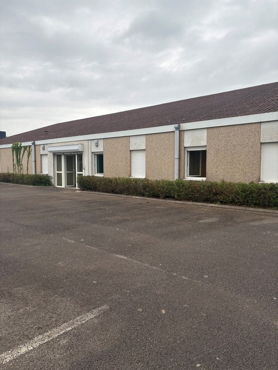 À louer – Local d’activités de 800 m² dans la zone industrielle Les Estaches à Les Attaques – Pas-de-Calais (62)