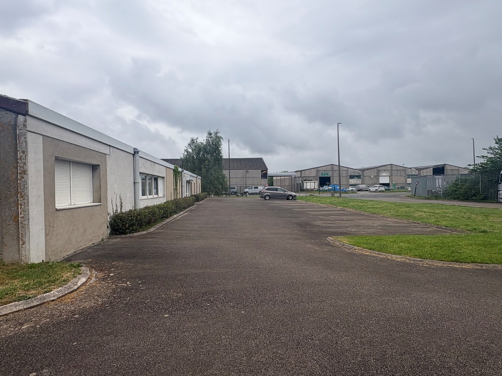 À louer – Local d’activités de 800 m² dans la zone industrielle Les Estaches à Les Attaques – Pas-de-Calais (62)