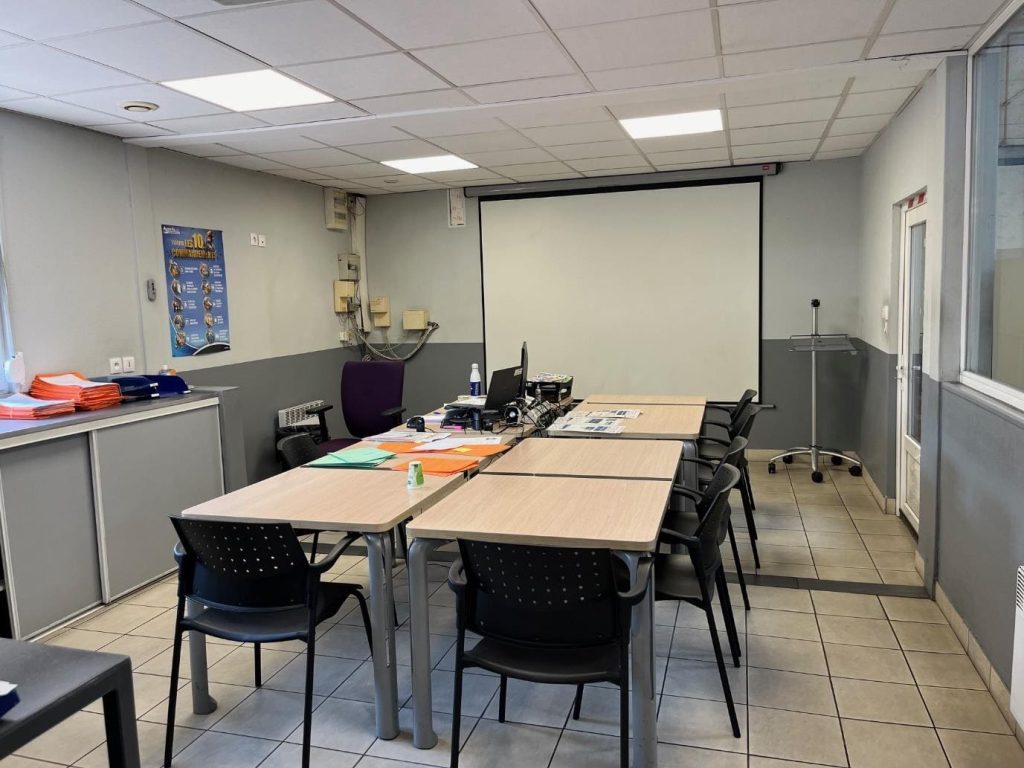 À louer – Local industriel de 6 388 m² dans la zone d’activités de Coquelles – Pas-de-Calais (62)