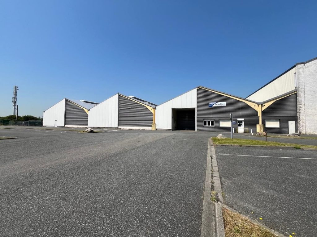 À louer – Local industriel de 6 388 m² dans la zone d’activités de Coquelles – Pas-de-Calais (62)