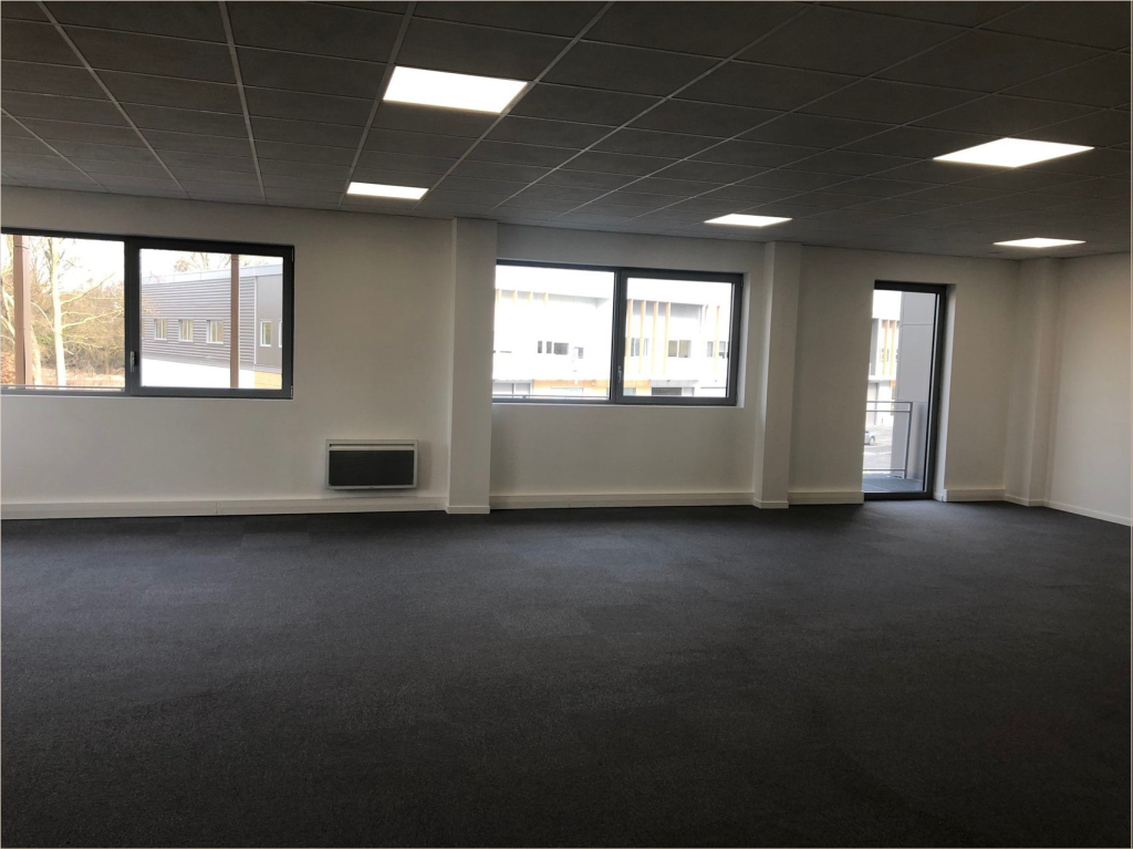 À louer – locaux d&rsquo;activité divisibles de 387 m² à 1 677 m² à Frépillon