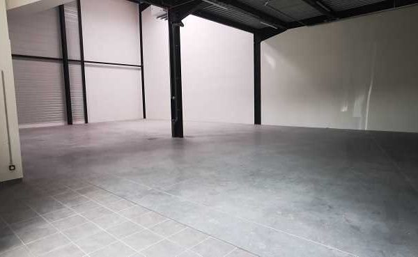 À louer – locaux d&rsquo;activités divisibles de 285 m² à 3 895 m² à Vaires-sur-Marne, proche de Paris (77)