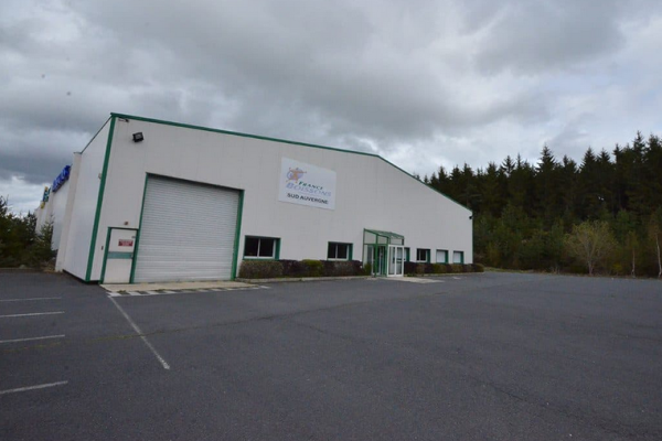 À louer – locaux industriels de 2 400 m² à Peyre en Aubrac, dans la Lozère