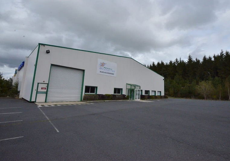À louer – locaux industriels de 2 400 m² à Peyre en Aubrac, dans la Lozère