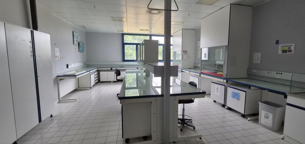À louer ou à vendre – Laboratoires de 6 000 m² à Val-de-Reuil – Eure (27)