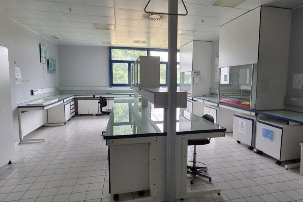À louer ou à vendre – Laboratoires de 6 000 m² à Val-de-Reuil – Eure (27)