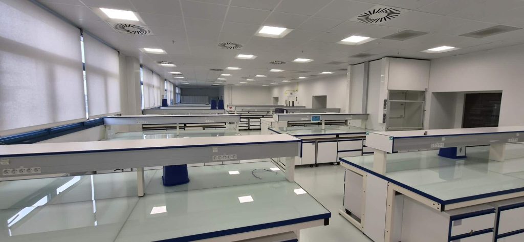 À louer ou à vendre – Laboratoires de 6 000 m² à Val-de-Reuil – Eure (27)