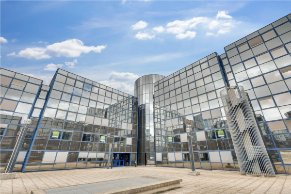 À vendre / À louer – bureaux divisibles de 151 m² à 3 032 m² à Noisy-le-Grand