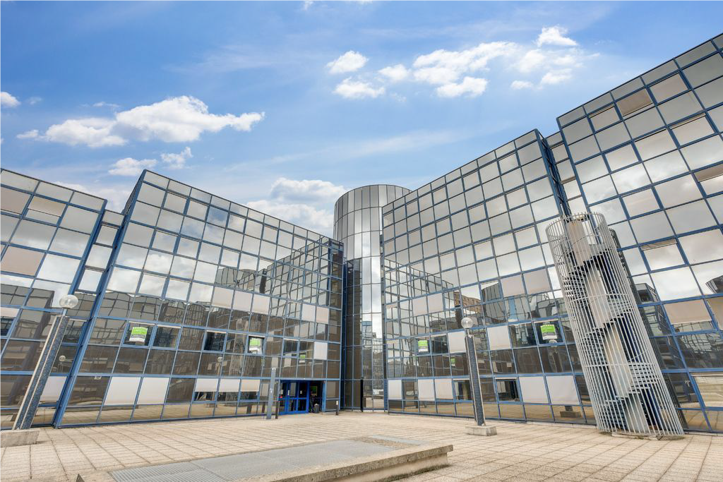 À vendre / À louer – bureaux divisibles de 151 m² à 3 032 m² à Noisy-le-Grand