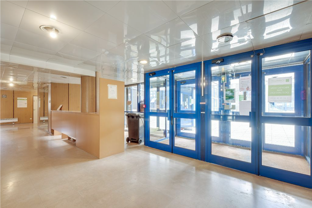 À vendre / À louer – bureaux divisibles de 151 m² à 3 032 m² à Noisy-le-Grand