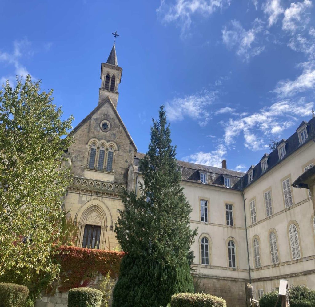 À vendre – Ancien couvent de 3 410m² à reconvertir en locaux d’activités et espaces de travail à Saint-Saulge – Nièvre (58)