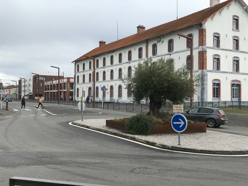 A vendre, ateliers et bureaux de 300 m² avec parking à Tarbes (65)