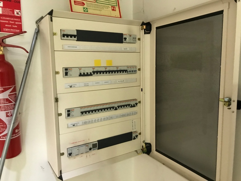 A vendre, ateliers et bureaux de 300 m² avec parking à Tarbes (65)
