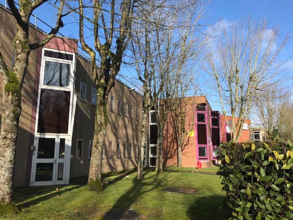 À vendre – bureaux divisibles de 116 m² à 1 328 m² à Montigny-le-Bretonneux