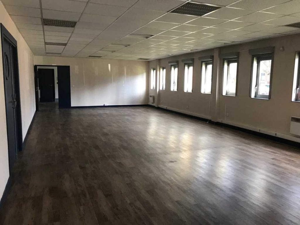 À vendre – bureaux divisibles de 116 m² à 1 328 m² à Montigny-le-Bretonneux