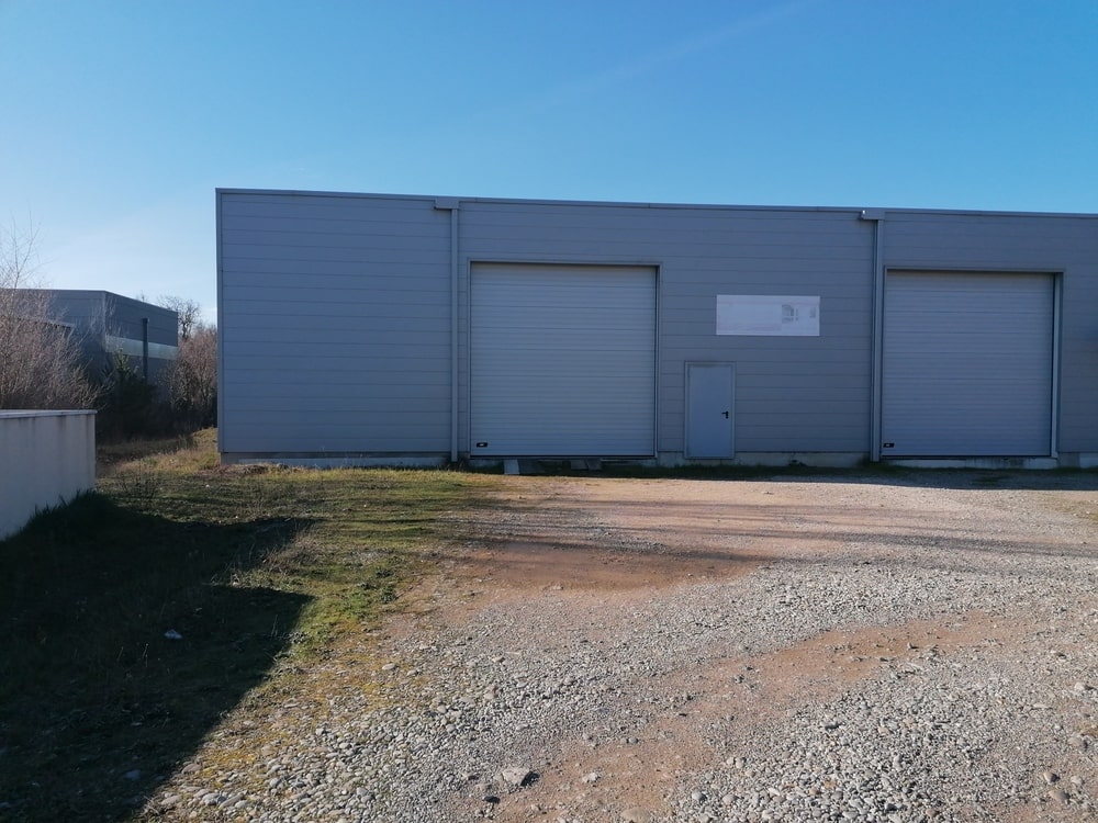À vendre – Entrepôt de 450 m² à Corbières-en-Provence – Alpes-de-Haute-Provence (04)