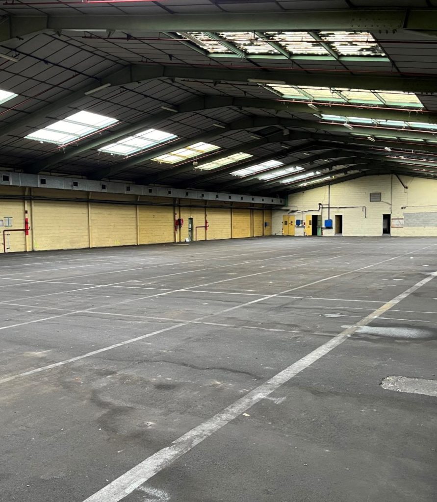 À vendre – Entrepôt de 7 000 m² divisible à partir de 400 m² à proximité de Rouen – Seine-Maritime (76)