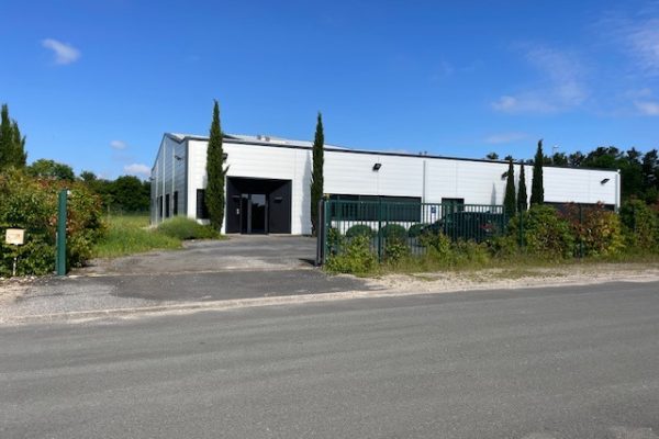 À vendre – Local d’activités de 830 m² à Surgères – Charente-Maritime (17)