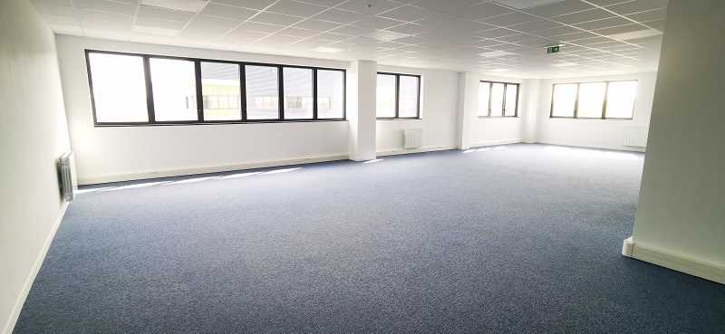 À vendre – locaux d&rsquo;activités divisibles de 492 m² à 1 980 m² à Vaires-sur-Marne, proche de Paris (77)