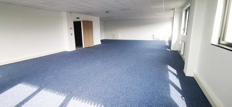 À vendre – locaux d&rsquo;activités divisibles de 492 m² à 1 980 m² à Vaires-sur-Marne, proche de Paris (77)