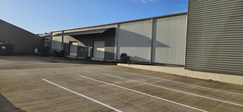À vendre – Locaux industriels de 5 097 m² à Entraigues-sur-la Sorgue – Vaucluse (84)