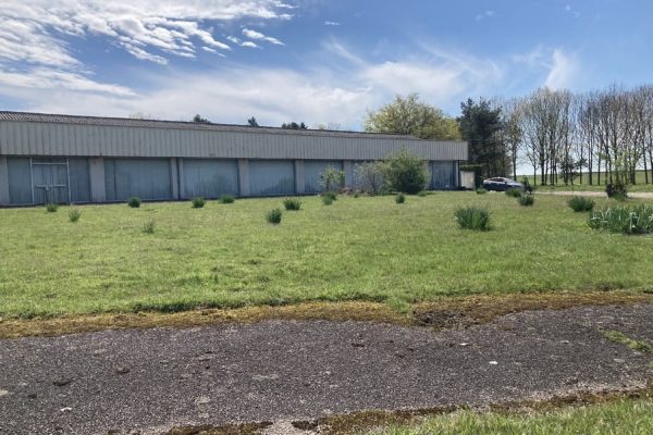 À vendre ou à louer – Locaux d’activités de 1 500 m² à Graçay – Cher (18)