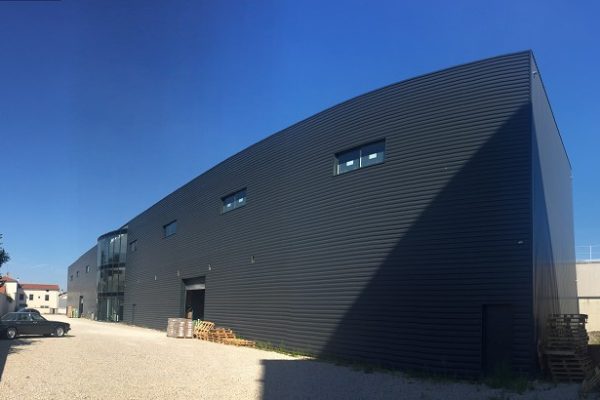 Entrepôt à vendre de 2 400 m² en périphérie immédiate de Lyon