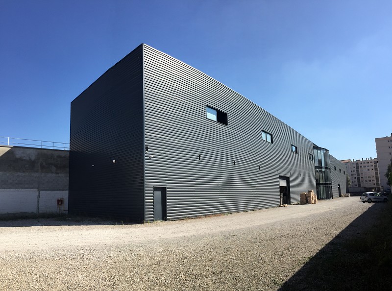 Entrepôt à vendre de 2 400 m² en périphérie immédiate de Lyon