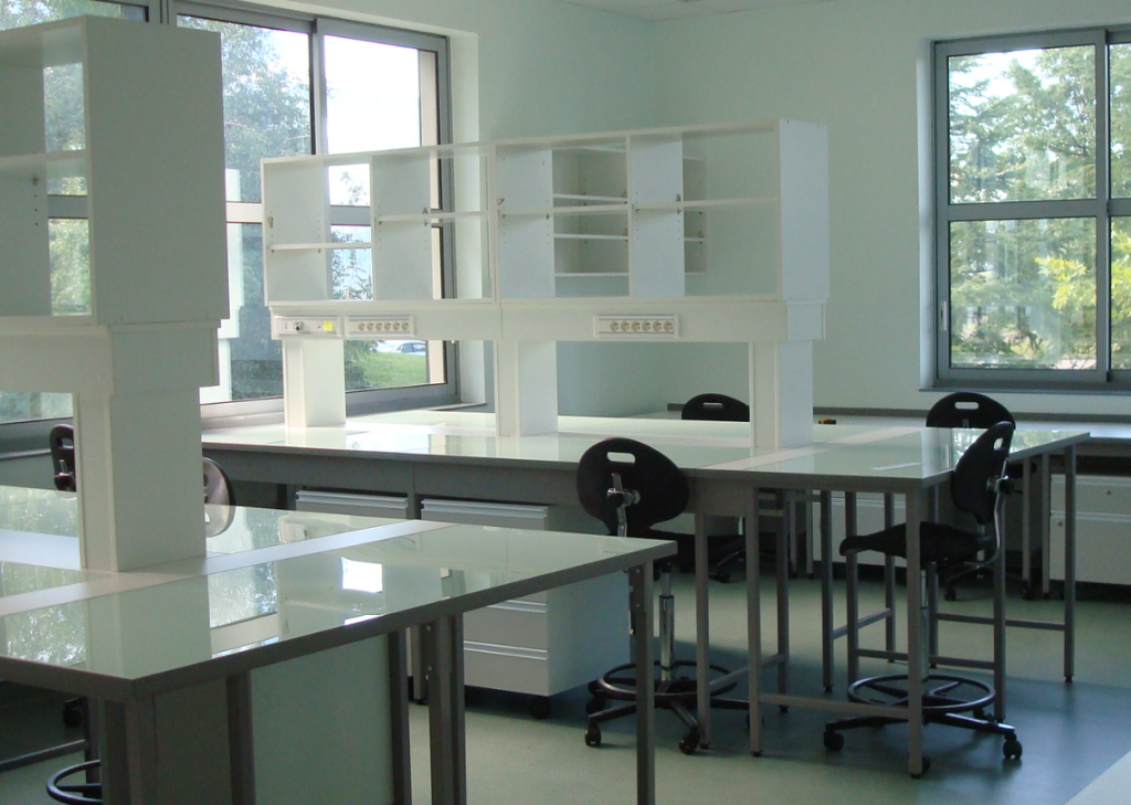 Laboratoire à louer en pépinière proche de Genève – de 18 à 81 m² – Haute-Savoie