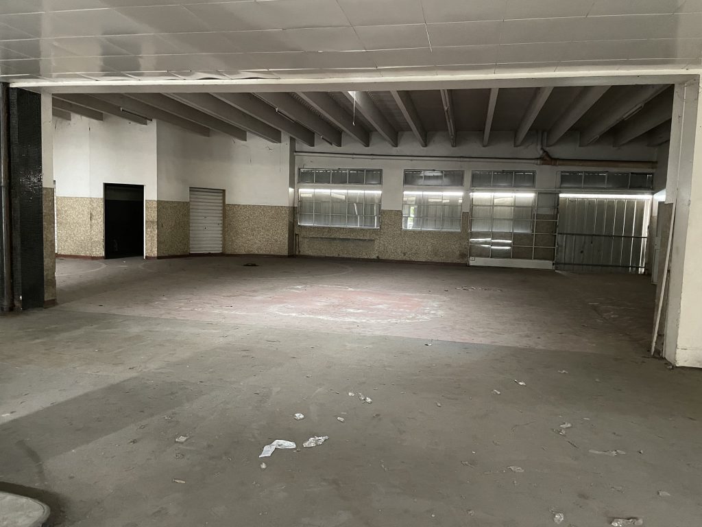 Local commercial de 550 m² à vendre – Le Coteau