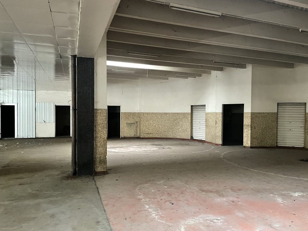Local commercial de 550 m² à vendre – Le Coteau