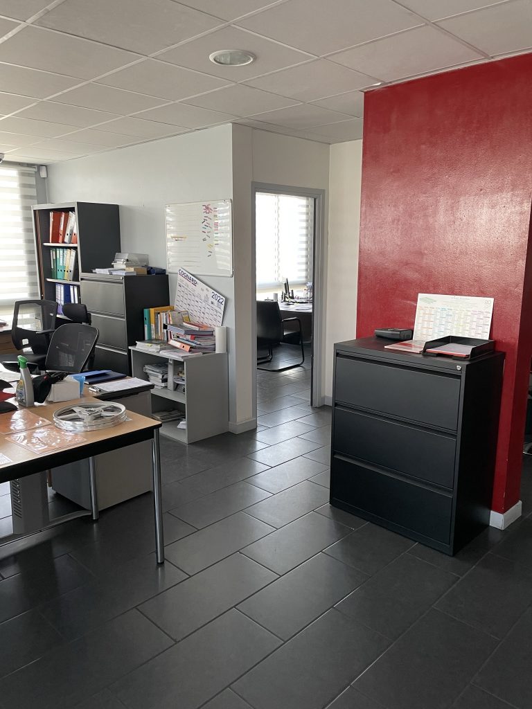 Local d’activité de 1 600 m² à louer – Roanne