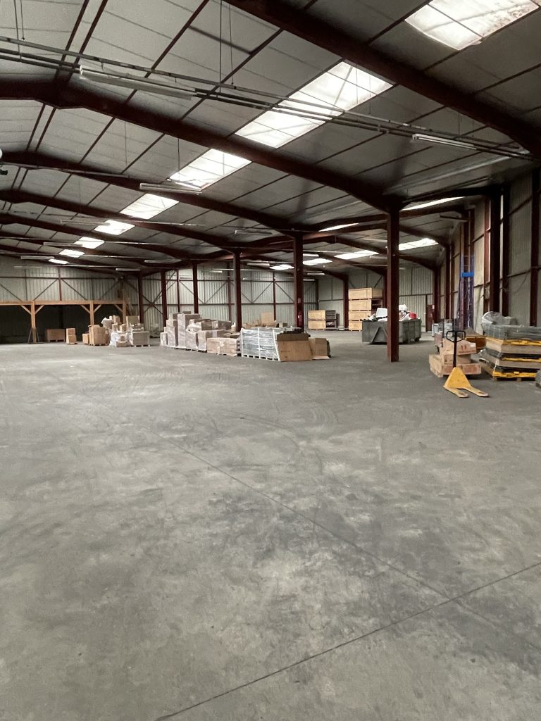 Local d’activité de 1 600 m² à louer – Roanne