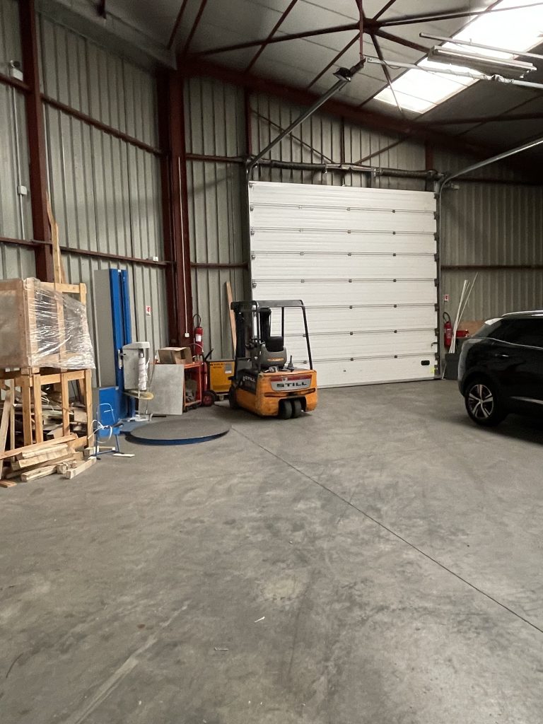 Local d’activité de 1 600 m² à louer – Roanne