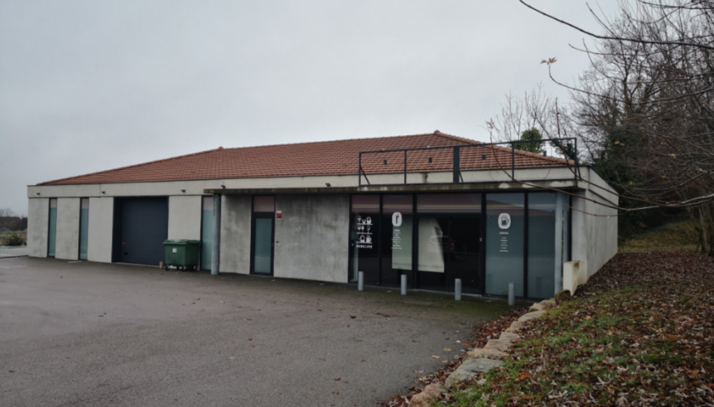 Local d’activité de 305 m² à vendre ou à louer – Villerest
